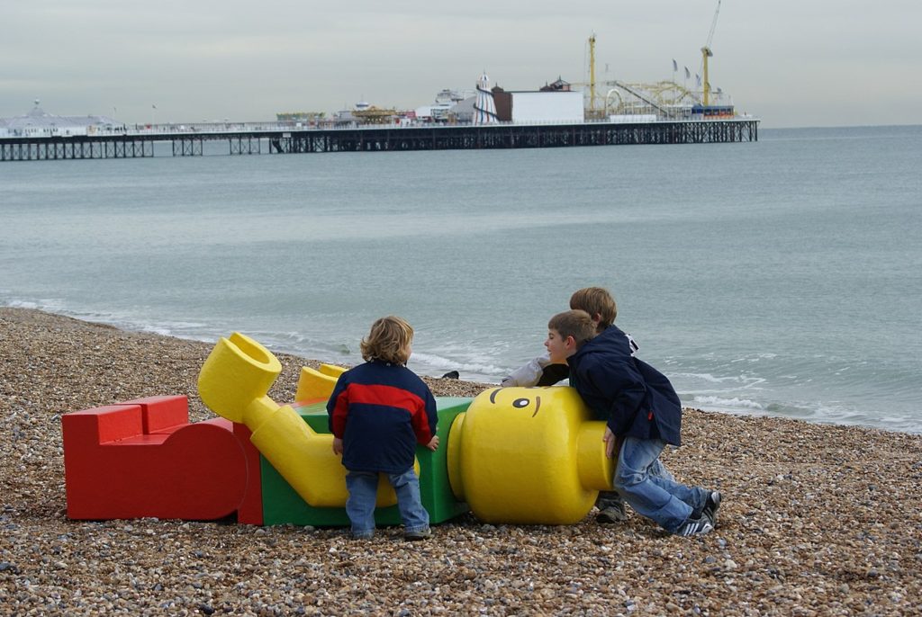 Lego na pláži - guerilla marketing