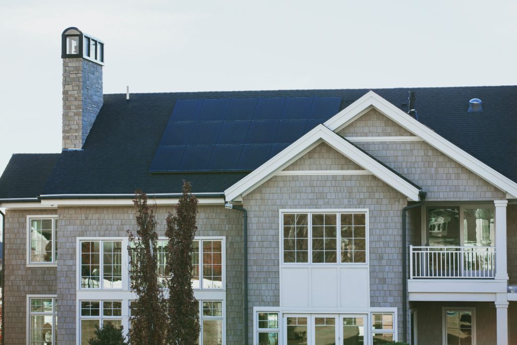 Využití fotovoltaiky je nekonečné, ať už stavíte nový dům nebo rekonstruujete ten stávající.