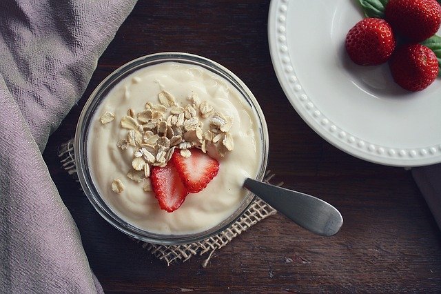 Jogurt s oříšky a ovocem - zdravá jídla
