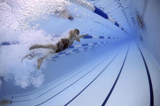 Plavání je jedním z možných benefitů, které nabízejí zdravotní pojišťovny