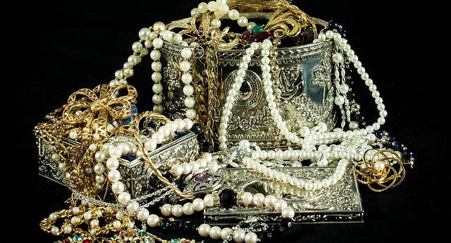 Přičištění šperků si dejte pozor na perly a kamínky