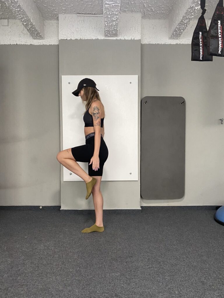 počáteční pozice rovnováha bojovníka III jóga cvičení