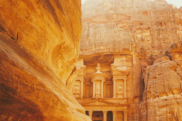 Uprostřed vysokých skal se skrývá vytesané město Petra
