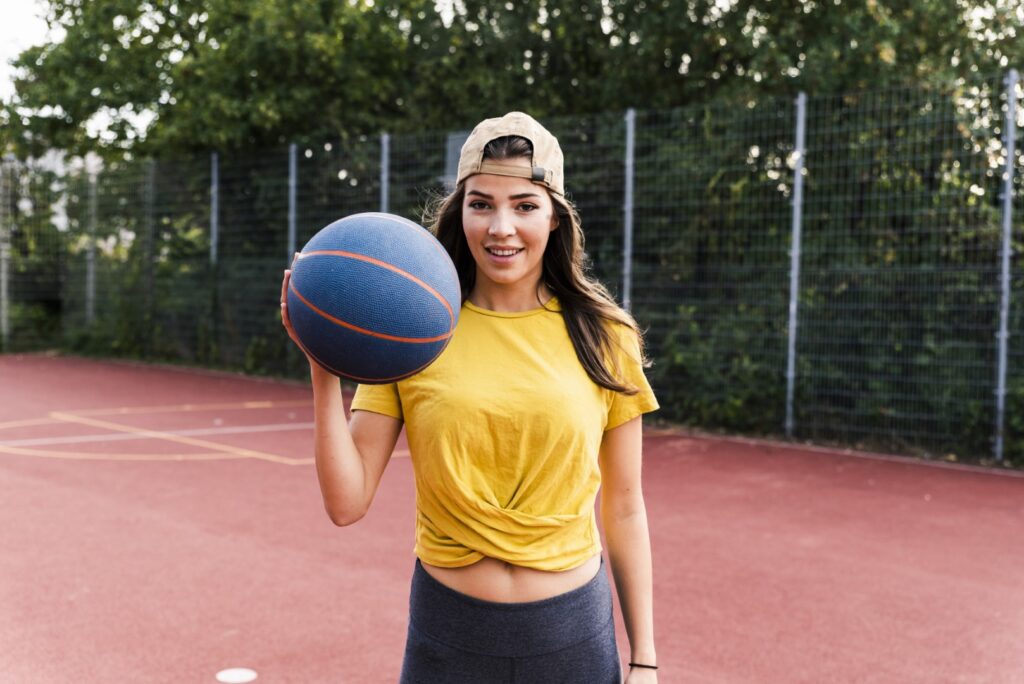 žena hrající basketbal