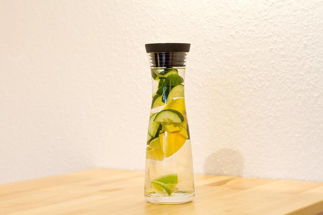 detoxikační voda s citrónem a okurkou