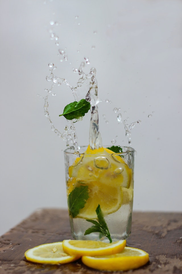 jednoduché recepty na detox těla sklenice s vodou, citrónem a mátou