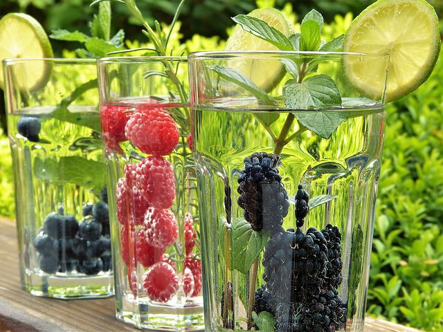 3 sklenice s vodou a bobulovitým ovocem recepty na detox těla