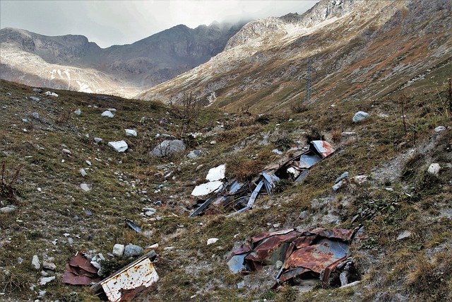 Povalující se odpadky hyzdí krajinu