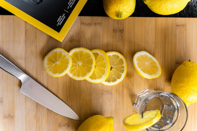 příprava detoxikačního drinku nakrájené citróny