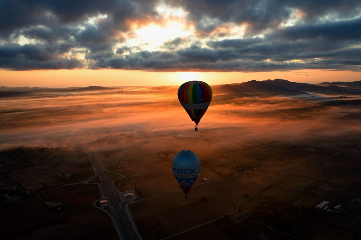 balón západ slunce