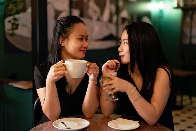 Dvě dívky na rande v kavárně.