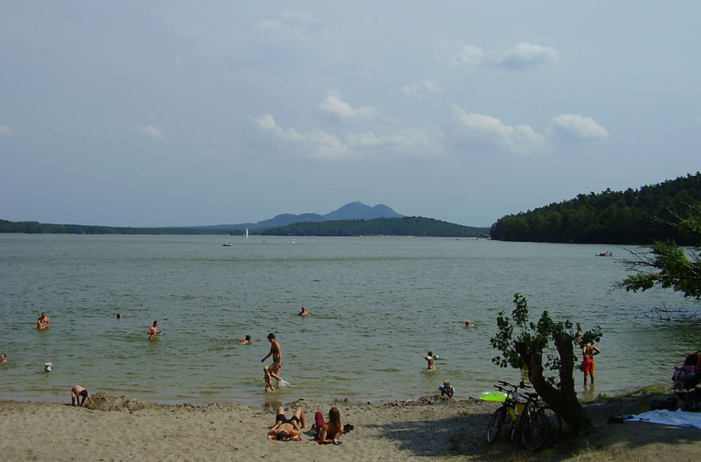 Máchovo jezero je jedním z nejvýznamnějších rekreačních středisek