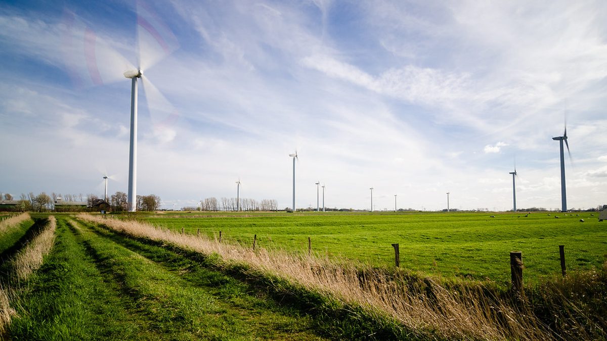 Chladicí věže uhelné elektrárny s unikajícím kouřem proti večerní obloze