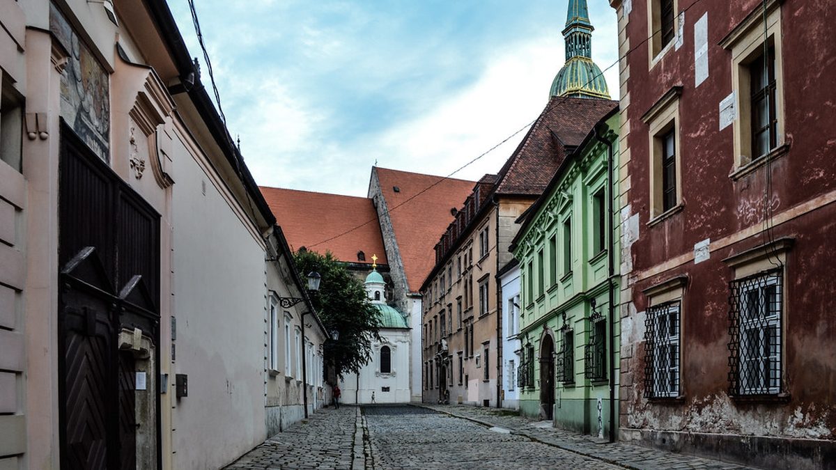 Dlážděná ulička starého města v Bratislavě