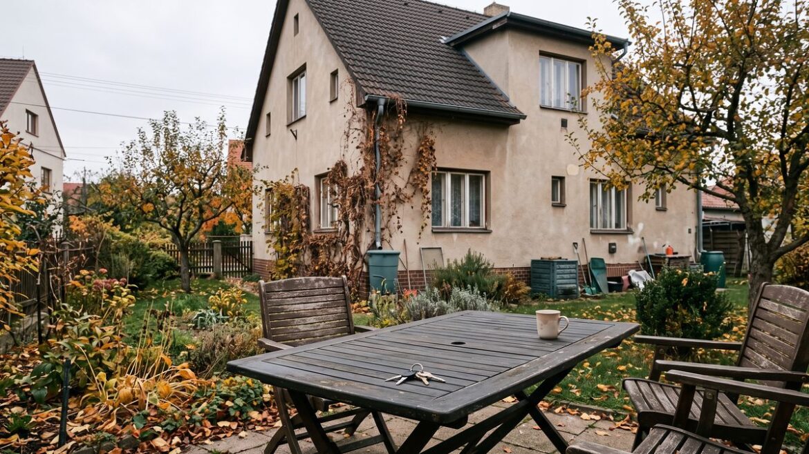 Rodinný dům se zahradou na podzim, na zahradním stole leží klíče