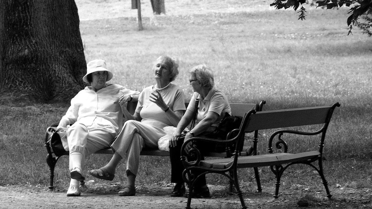 Tři seniorky odpočívají na lavičce v parku
