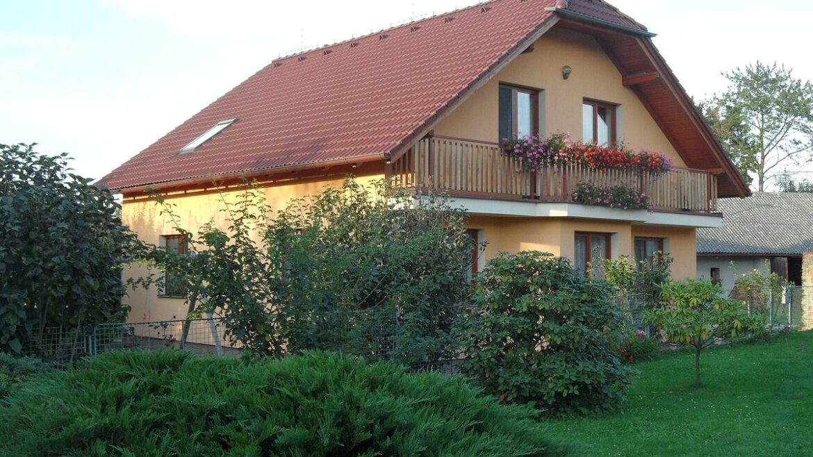 Rodinný dům se zahradou a balkonem s květinami