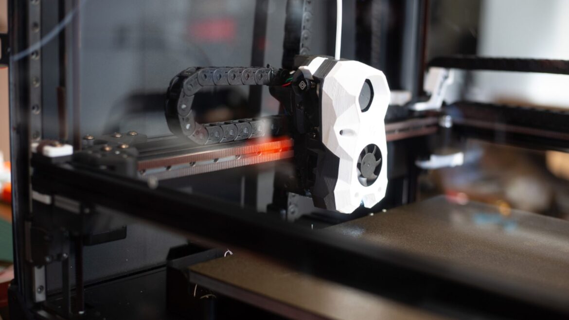 Tisková hlava 3D tiskárny nad tiskovou podložkou