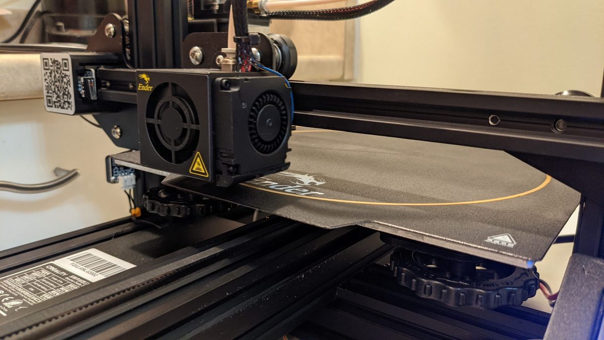 3D tiskárna Prusa tiskne plastový díl na pracovním stole