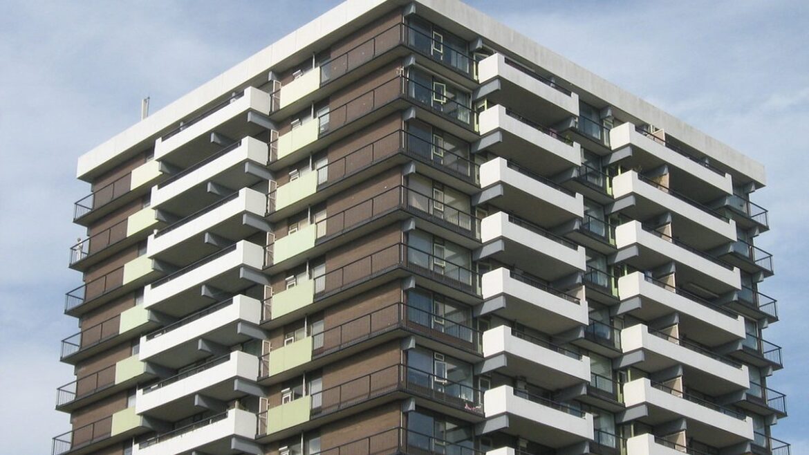Výšková bytová budova s balkony proti obloze