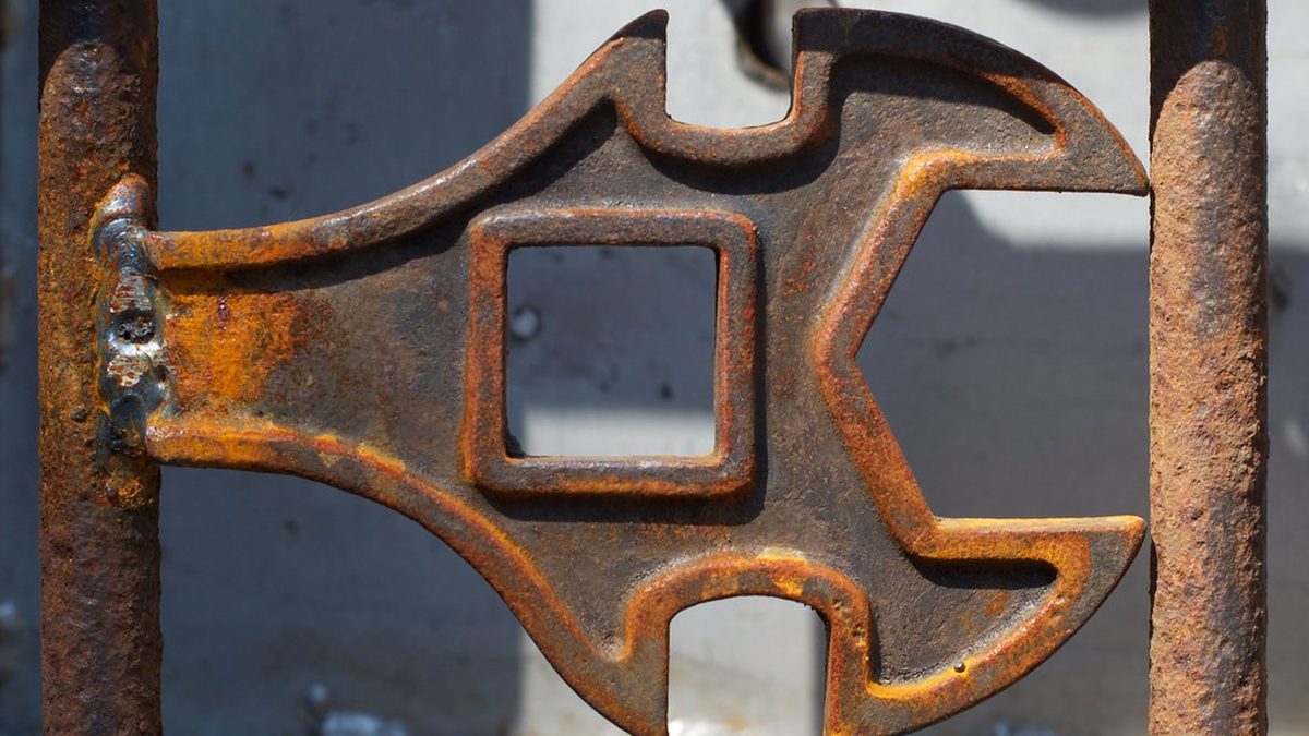 Auto v servisu na zvedáku před technickou kontrolou