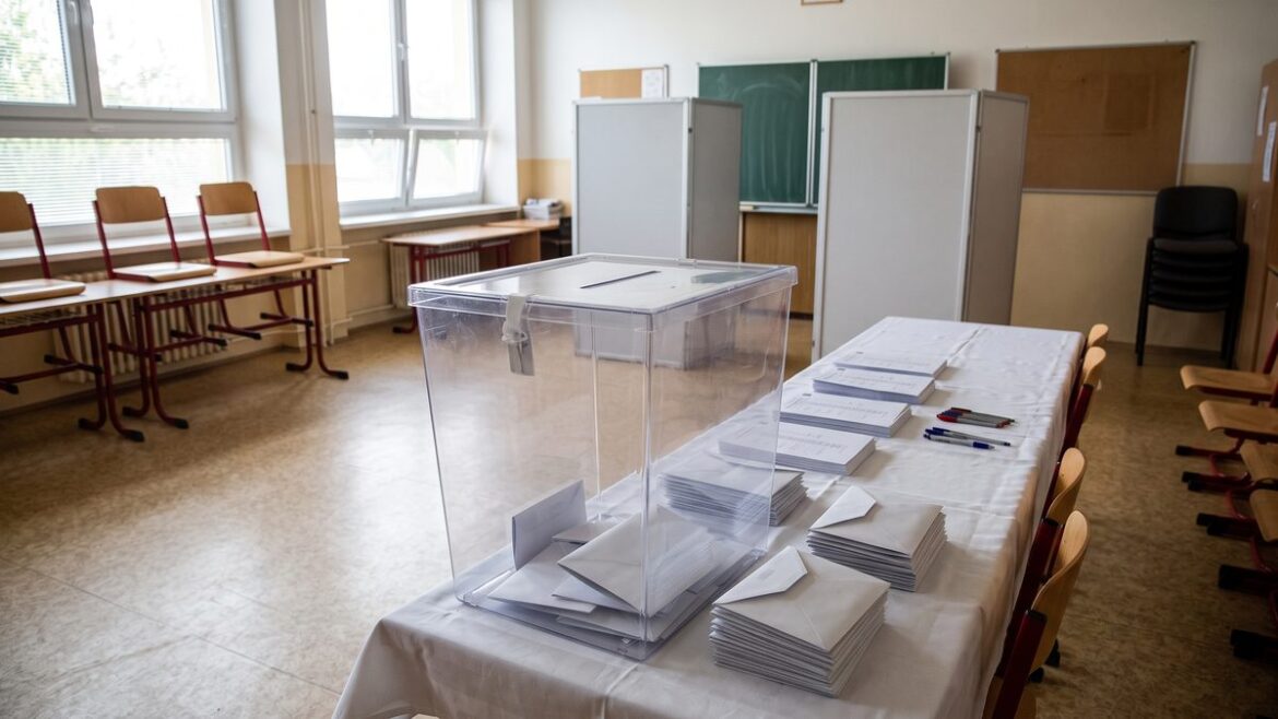 Volební urna a hlasovací lístky na stole ve volební místnosti, ilustrační obrázek