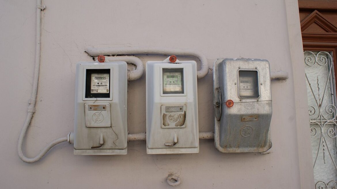 Tři elektroměry na stěně domu