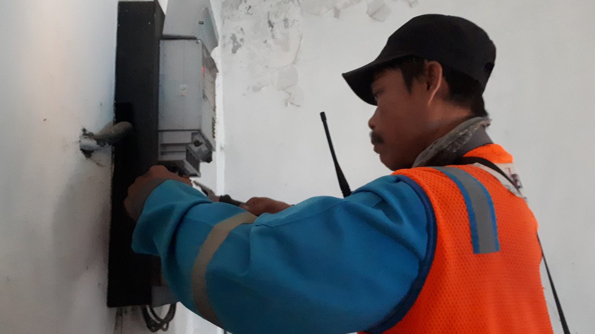 Elektrikáři kontrolují elektroměr v rozvodné skříni