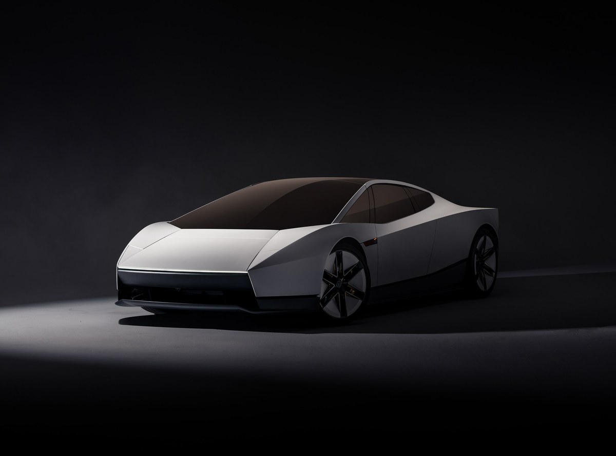 Nový Tesla Roadster v bílé barvě zepředu z boku