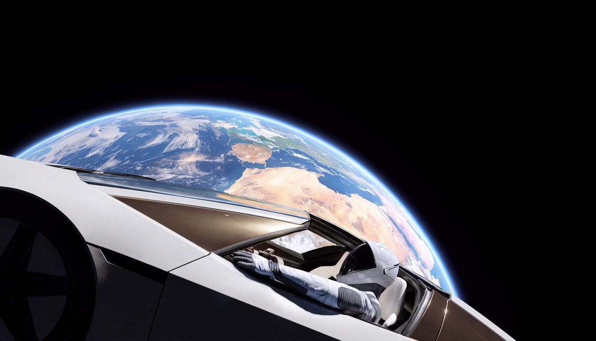 Nový Roadster s pilotem ve skafandru na oběžné dráze nad Zemí