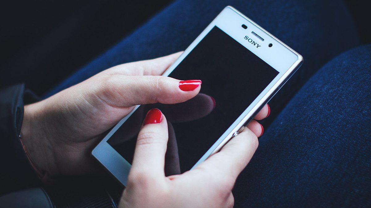 Ruce držící mobilní telefon s prázdnou obrazovkou