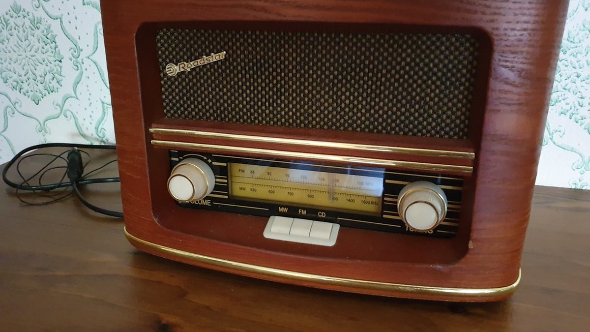 Staré dřevěné rádio na stole v obývacím pokoji