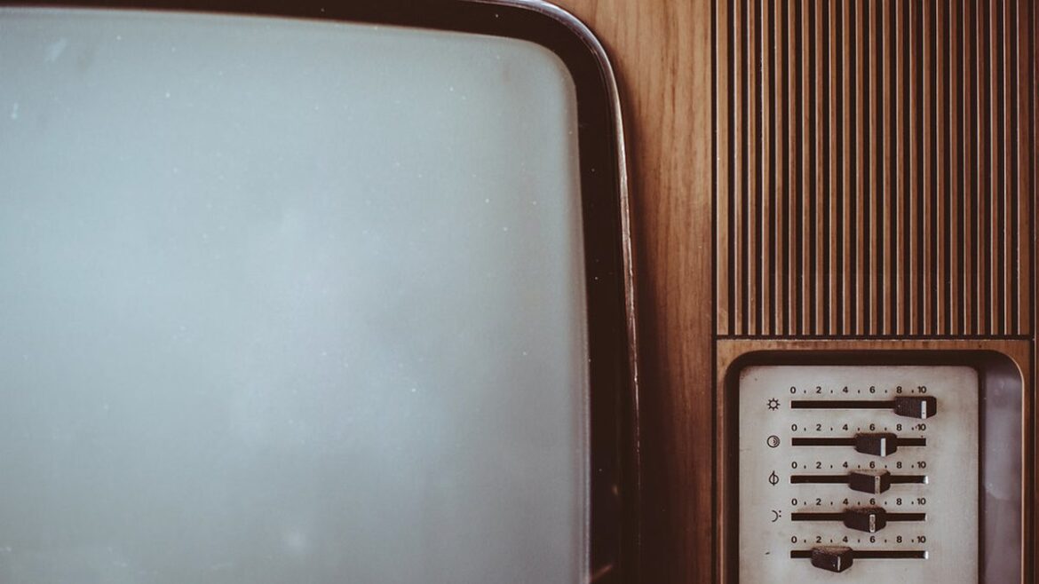 Starý televizor s dřevěnou skříní a ovládacími tlačítky