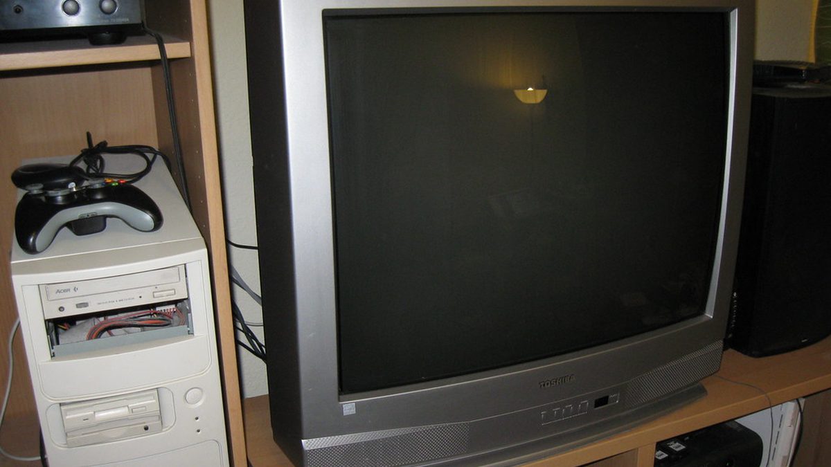 Televizor na poličce v obývacím pokoji
