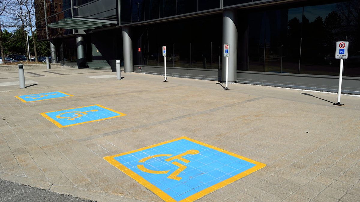 Vyhrazená parkovací místa pro osoby se zdravotním postižením před budovou