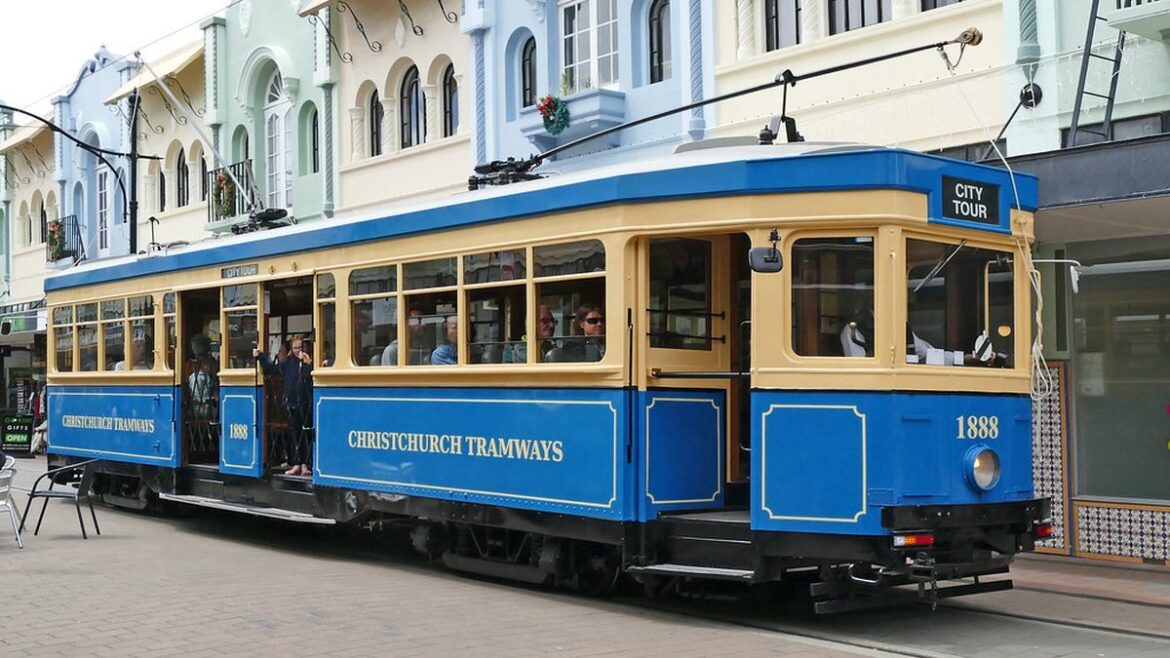 Modrá historická tramvaj na zastávce v centru města