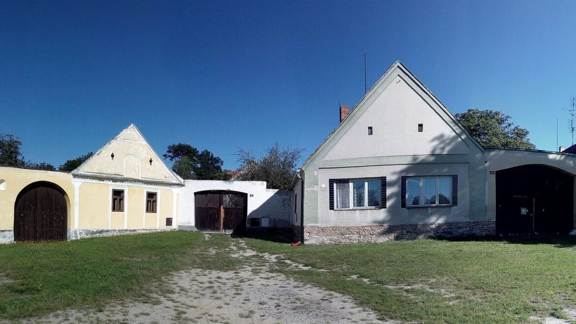 Venkovské rodinné domy na návsi