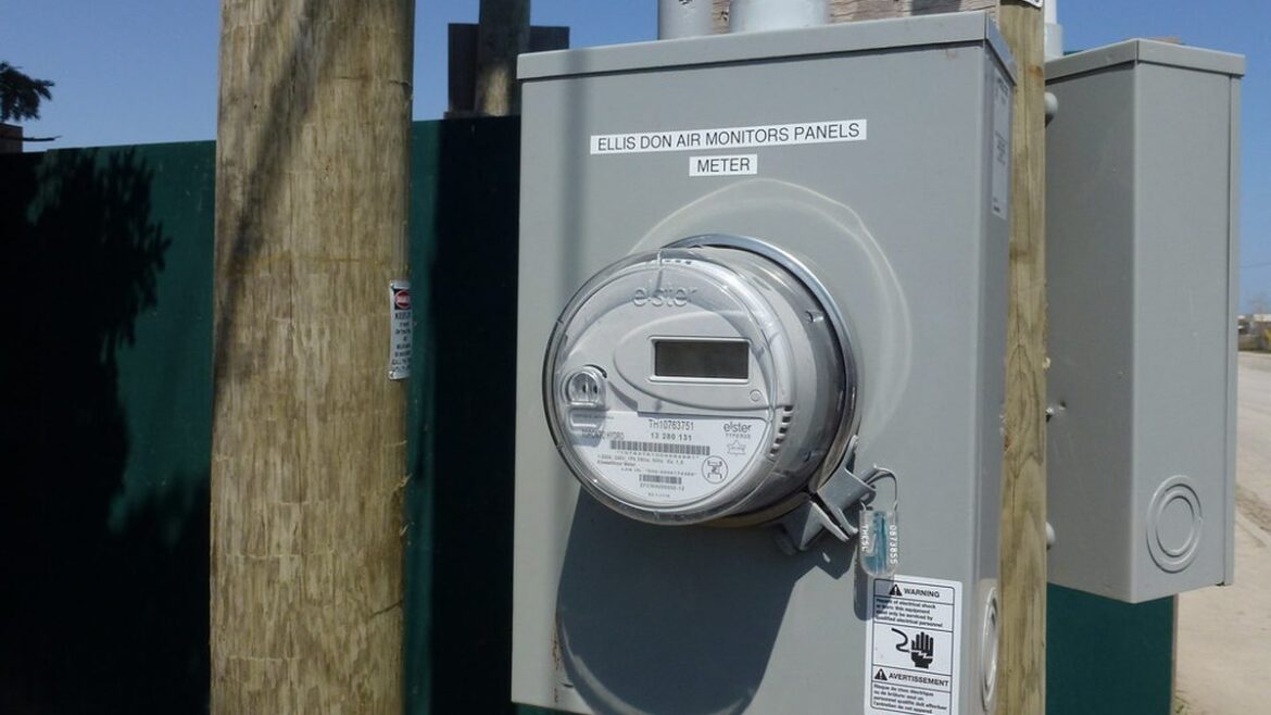 Elektroměr ve skříni na sloupku, měření spotřeby elektřiny