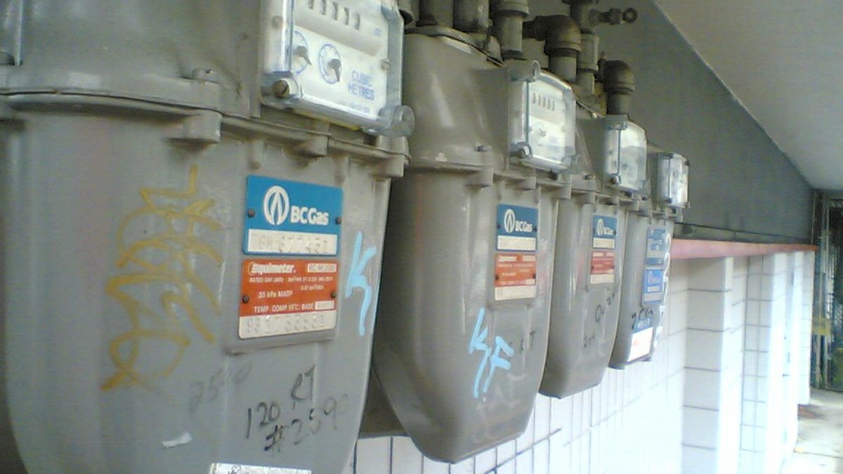 Řada plynoměrů na zdi domu, odečet spotřeby energie